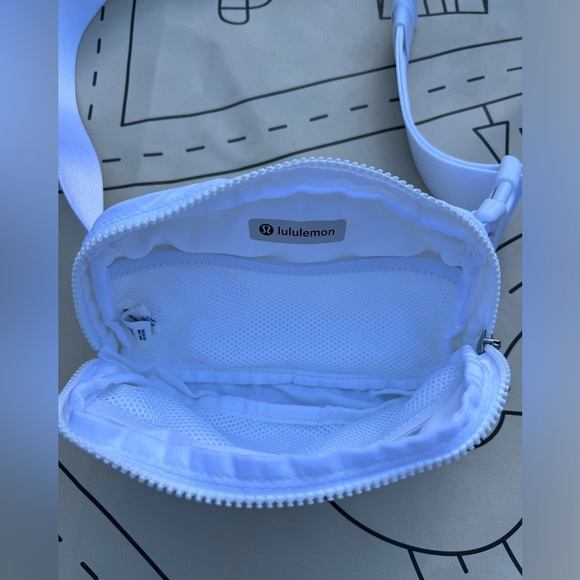 Lululemon Everywhere Belt Bag 1L
White - Picture 4 of 8